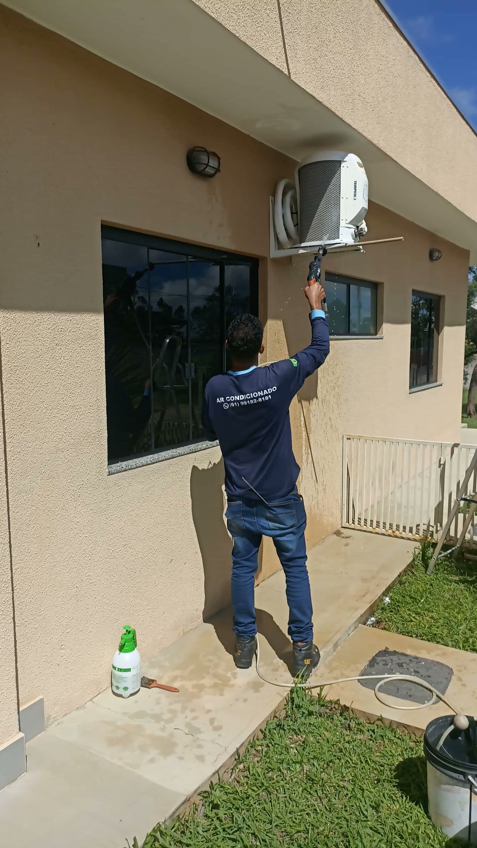 Equipamento de ar-condicionado em funcionamento.