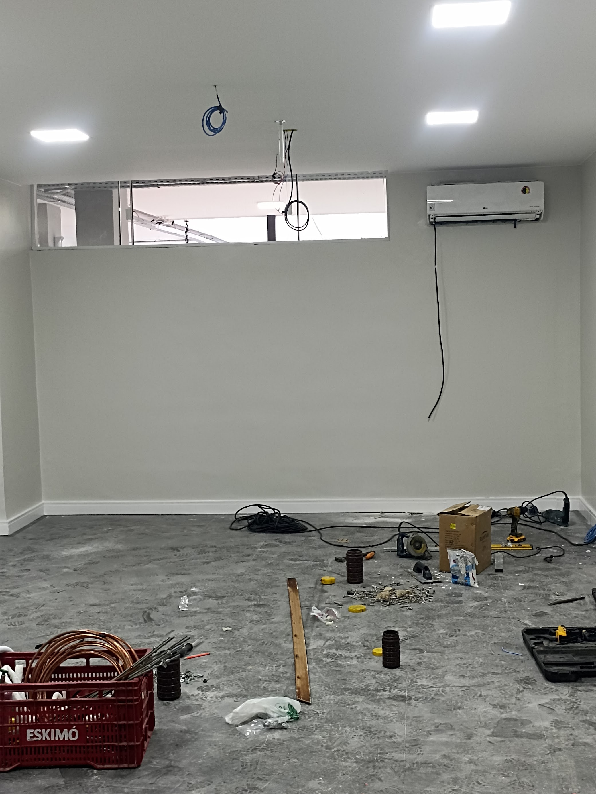 Manutenção e cuidados em sistema de ar-condicionado.