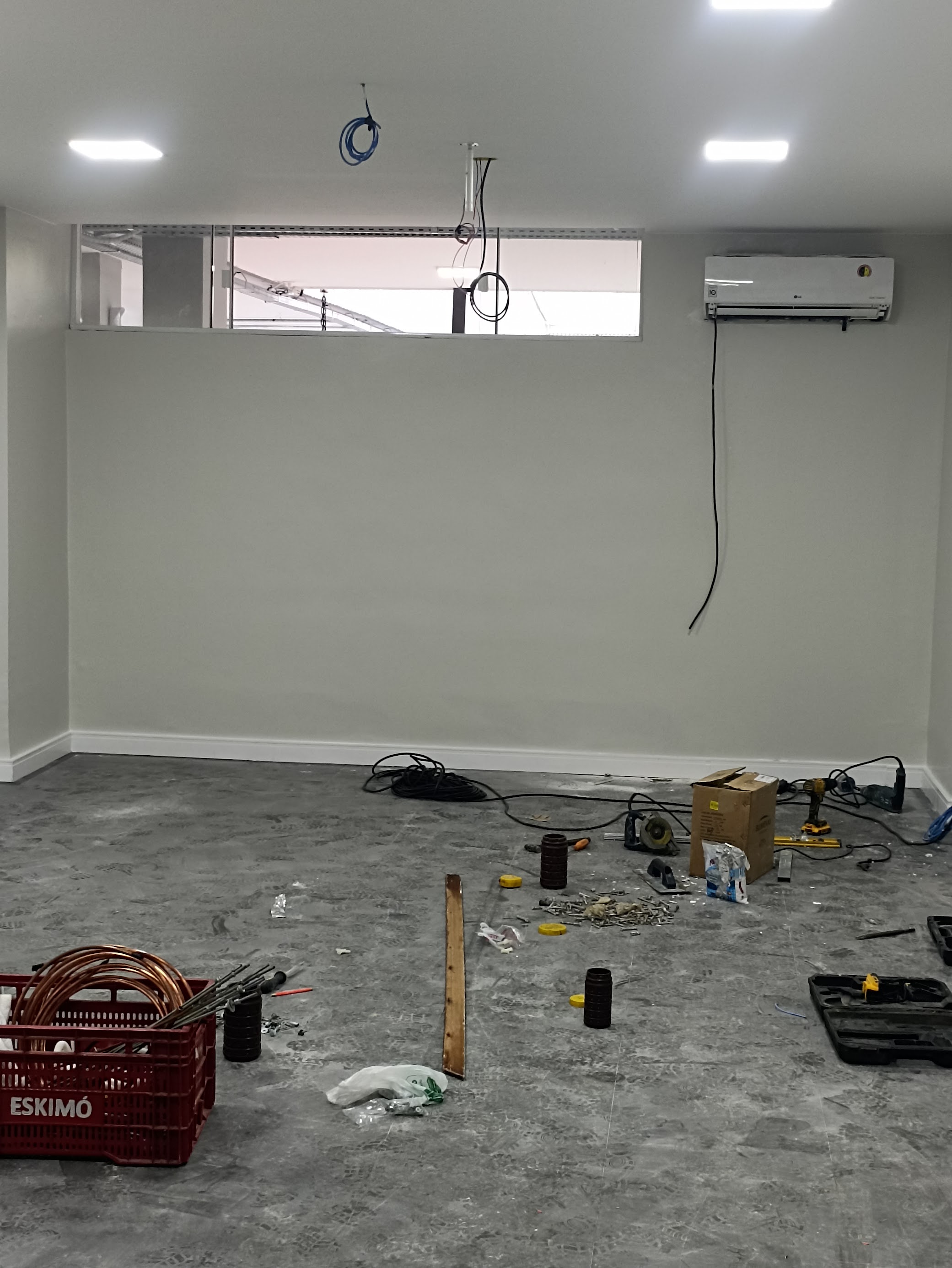 Instalação profissional de equipamento de ar-condicionado.